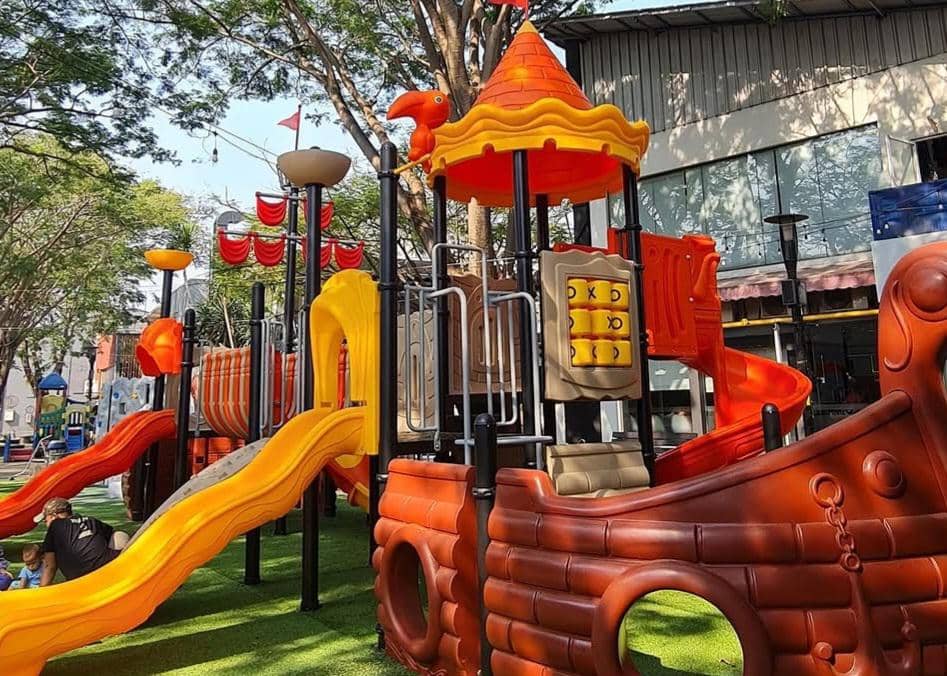 Area bermain anak bertema kapal bajak laut dengan perosotan warna kuning dan oranye di Broadway Flavor Bliss, Alam Sutera.