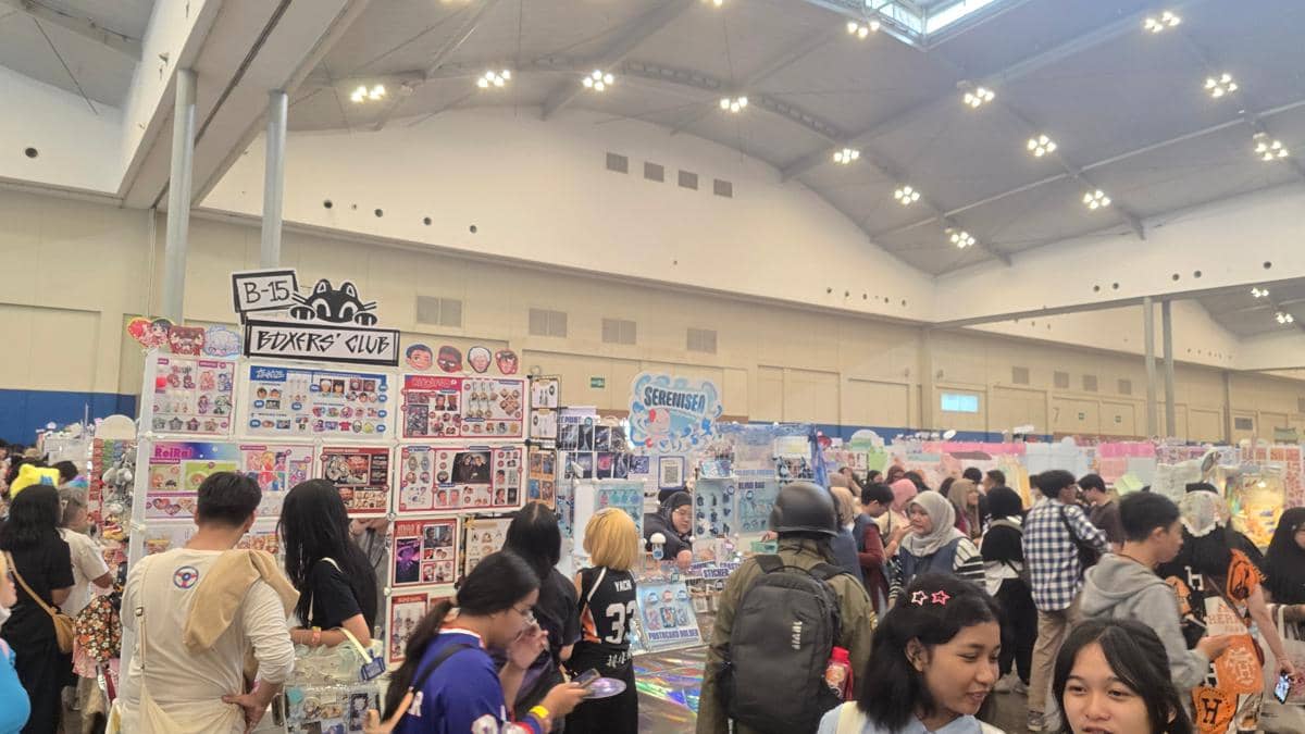 Pengunjung memadati stan merchandise dan karya seni di acara Comifuro 22 yang digelar di dalam gedung besar dengan pencahayaan terang.