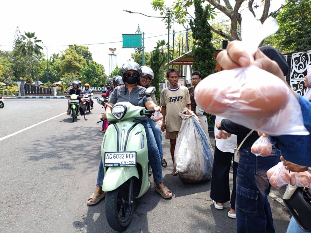 Tolak Investor Asing, Peternak di Tulungagung Bagikan Telur Gratis
