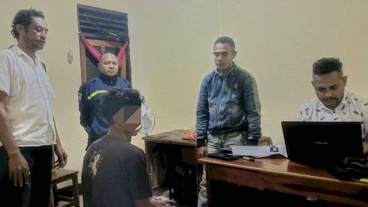 Petugas kepolisian Polres Kupang menginterogasi seorang pria yang diduga mencuri emas pendeta di dalam ruangan kantor polisi.