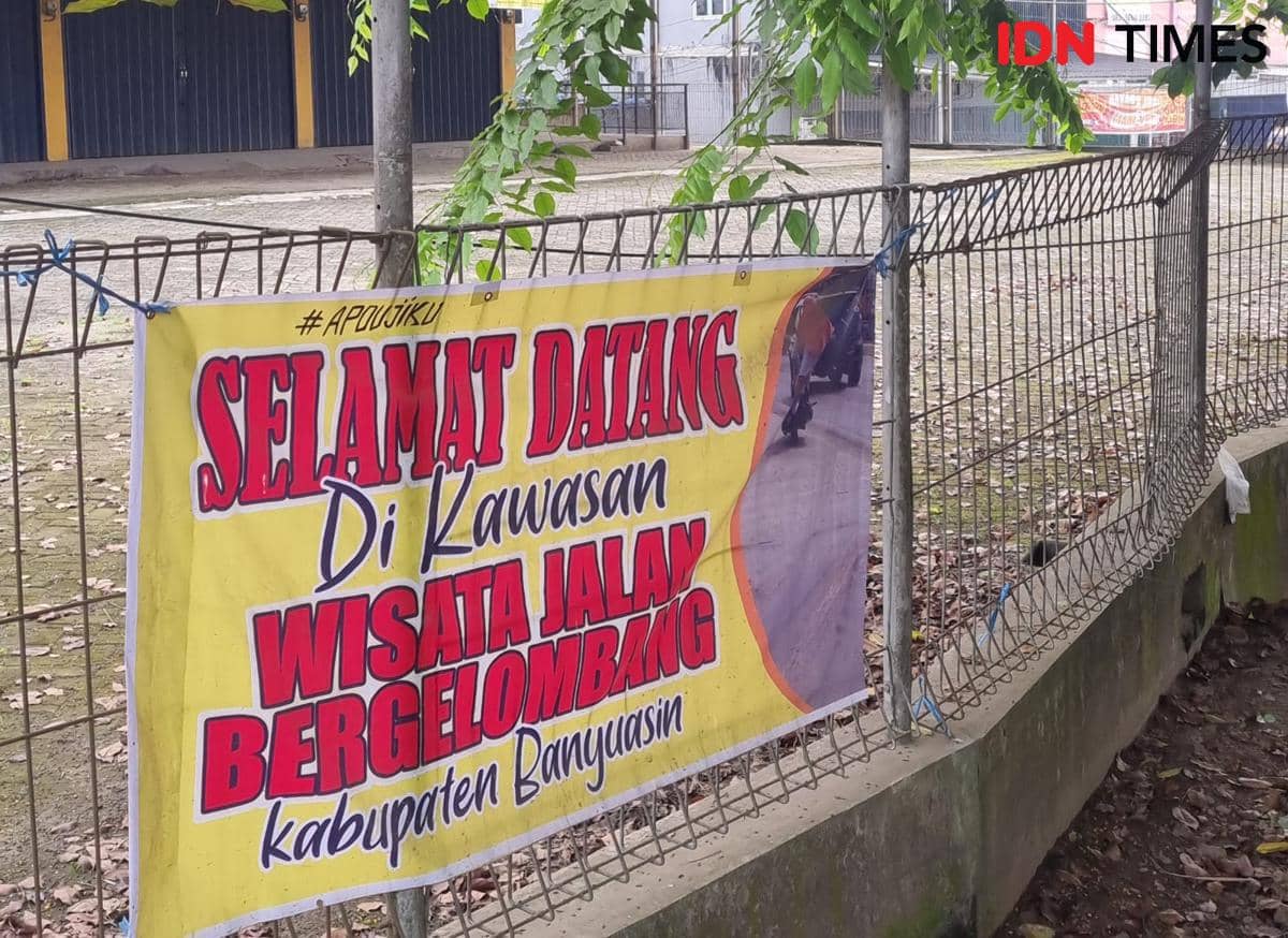 Jalan Perbatasan Banyuasin-Palembang Rusak, Pengendara Bertaruh Nyawa     