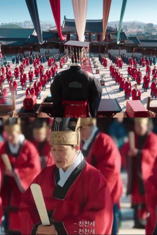 Upacara kerajaan dengan para pejabat mengenakan jubah merah tradisional di halaman istana dalam adegan drama Perfect Crown.