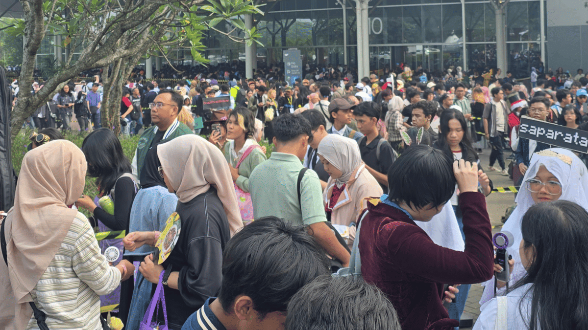 Kerumunan pengunjung berkumpul di luar gedung ICE BSD saat acara Comifuro 22 dengan suasana ramai dan penuh antusiasme.