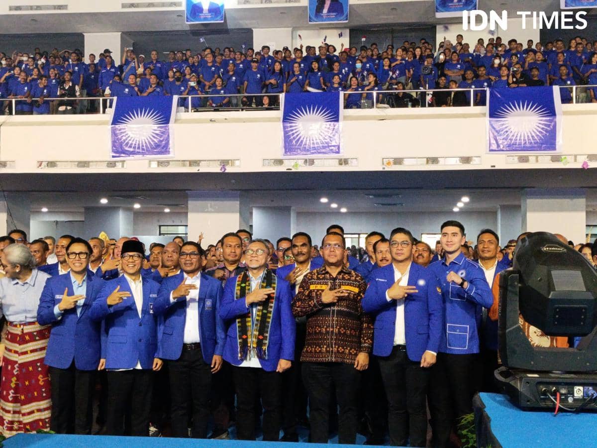 Ketua Umum PAN Zulhas berpose bersama kader dan Gubernur NTT Melki Laka Lena di acara partai dengan latar peserta berpakaian biru.