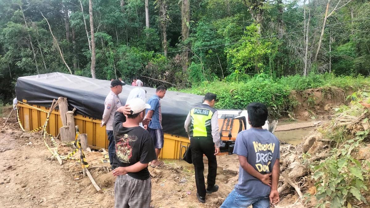 Diduga Rem Blong, Truk Seruduk Double Cabin di Sipirok