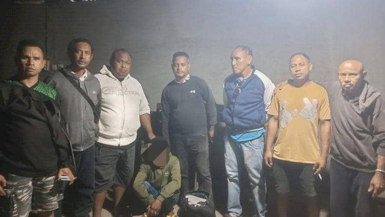 Beberapa petugas kepolisian berdiri bersama seorang pria yang duduk di lantai setelah ditangkap terkait kasus pencurian emas di Kupang.