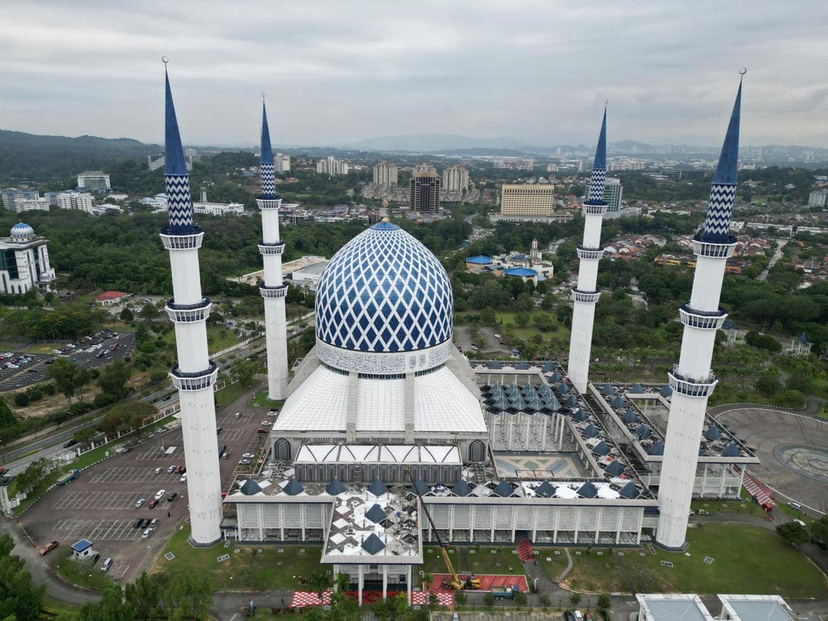 Pemandangan udara masjid besar di Shah Alam dengan kubah biru berpola dan empat menara tinggi di sekitarnya.