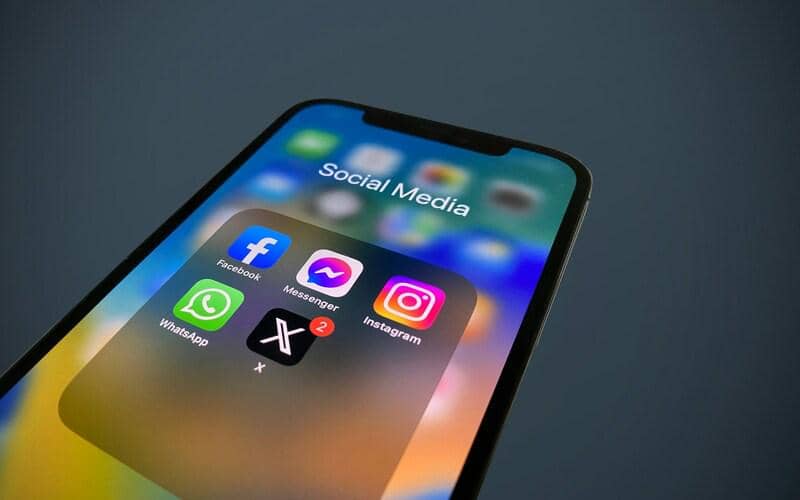 ilustrasi aplikasi X di smartphone