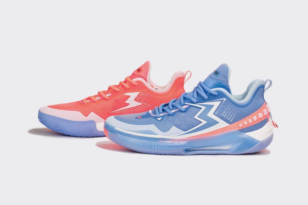 Sepasang sepatu basket 361° BIG3 5.0 Quick Pro 'Reverse' dengan desain warna biru dan merah muda yang kontras di latar putih.