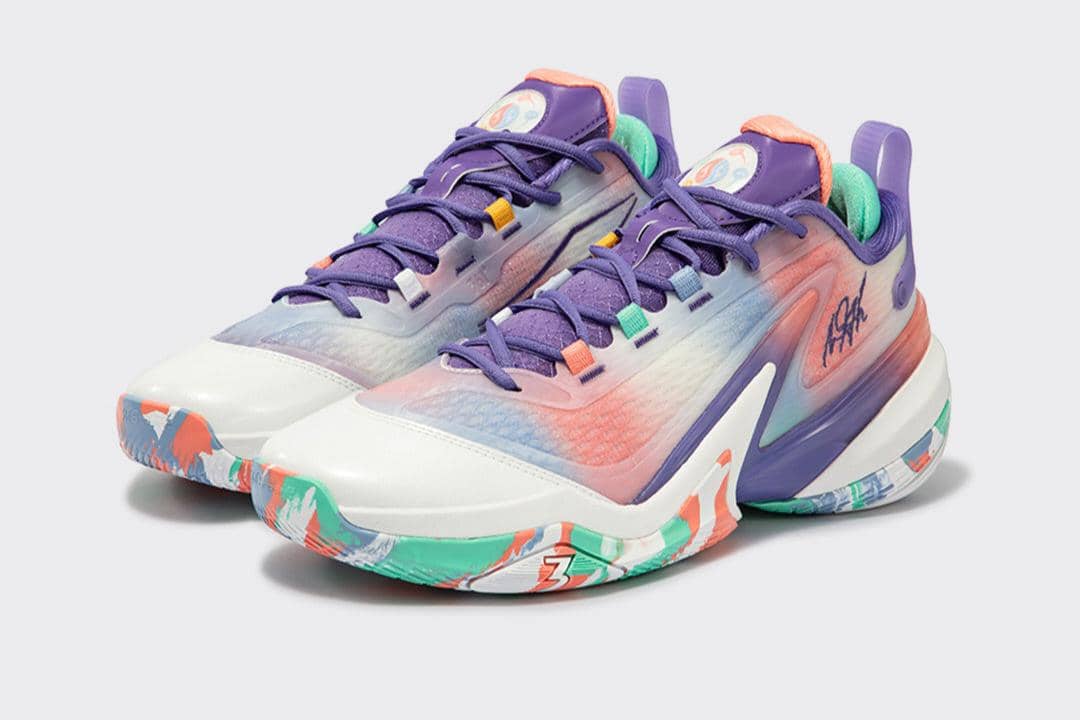 Sepasang sepatu basket 361° AG 5 'Five Elements' dengan kombinasi warna ungu, oranye, hijau, dan putih berdesain modern.