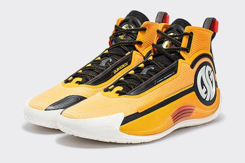 Sepasang sepatu basket 361° AG 4 Soar 'Be Water' berwarna kuning dengan aksen hitam dan putih, menampilkan desain modern dan sol tebal.