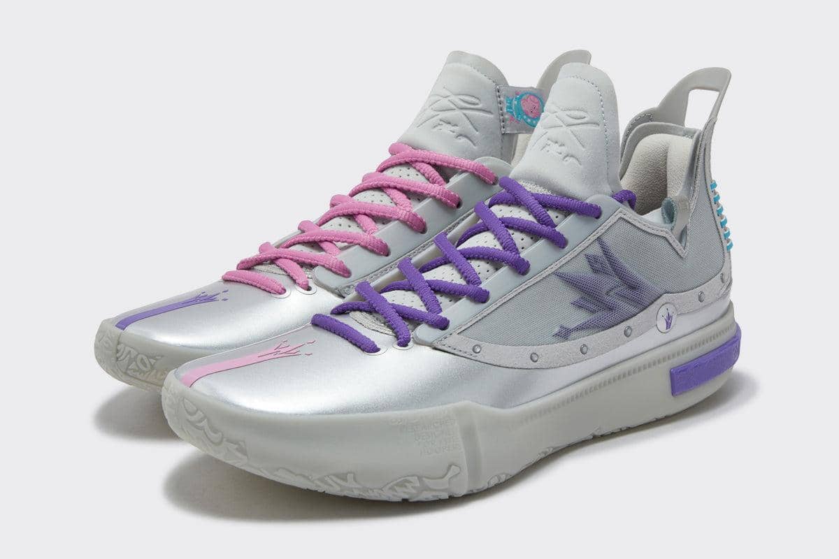 Sepasang sepatu basket 361° Joker 1 GT edisi Peppa Pig Space berwarna perak dengan tali sepatu ungu dan merah muda.