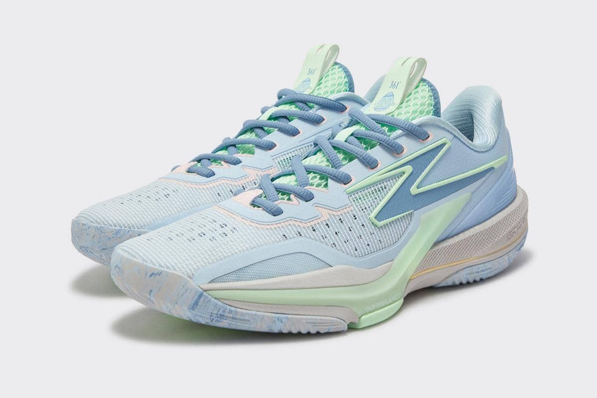 Sepasang sepatu olahraga 361° BIG3 6.0 edisi Easter berwarna biru muda dengan aksen hijau pastel dan sol bermotif lembut.