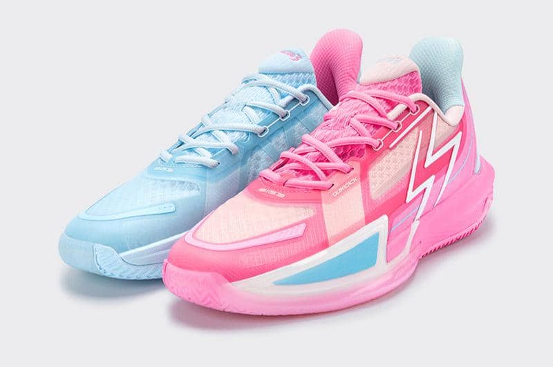 Sepasang sepatu basket 361° BIG3 4.0 Quick 'Reverse' dengan desain warna biru muda dan merah muda yang kontras di atas permukaan abu-abu.