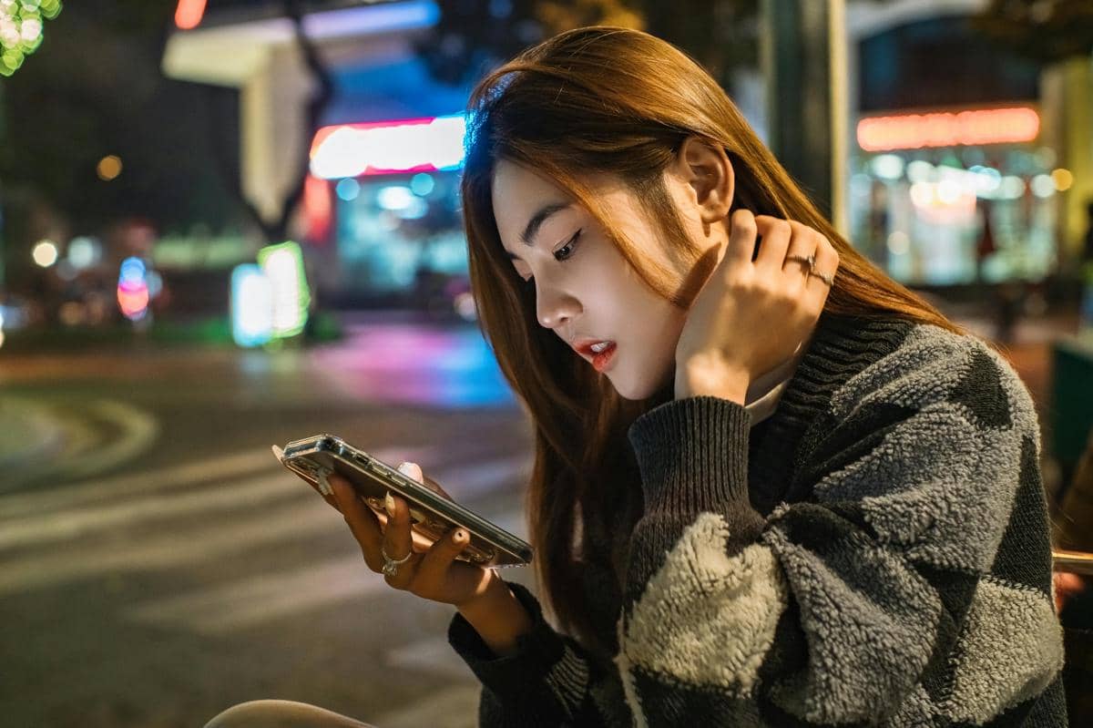 Ilustrasi wanita melihat postingan medsos