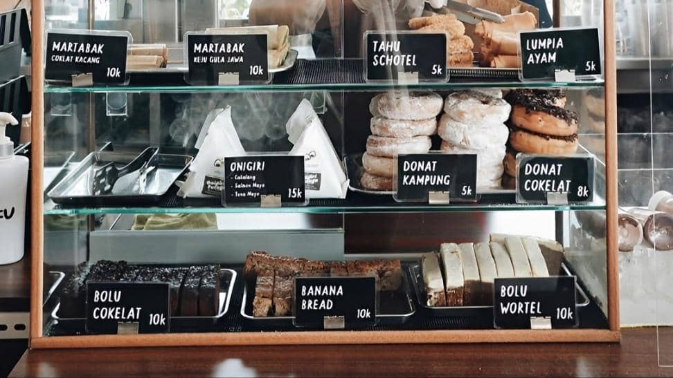potret sajian martabak linting mini di etalase Toko Kopi Tuku 