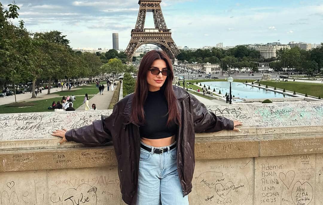 9 Potret Seru Prakriti Kakar Liburan di Paris, Bareng Suami!