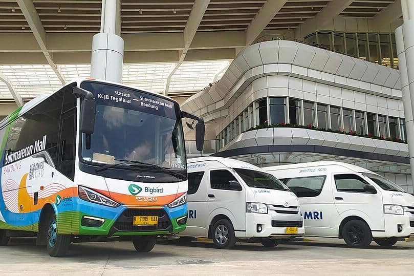 Ilustrasi DAMRI yang melayani rute wisata dari Stasiun Jember menuju kawasan Kawah Ijen.