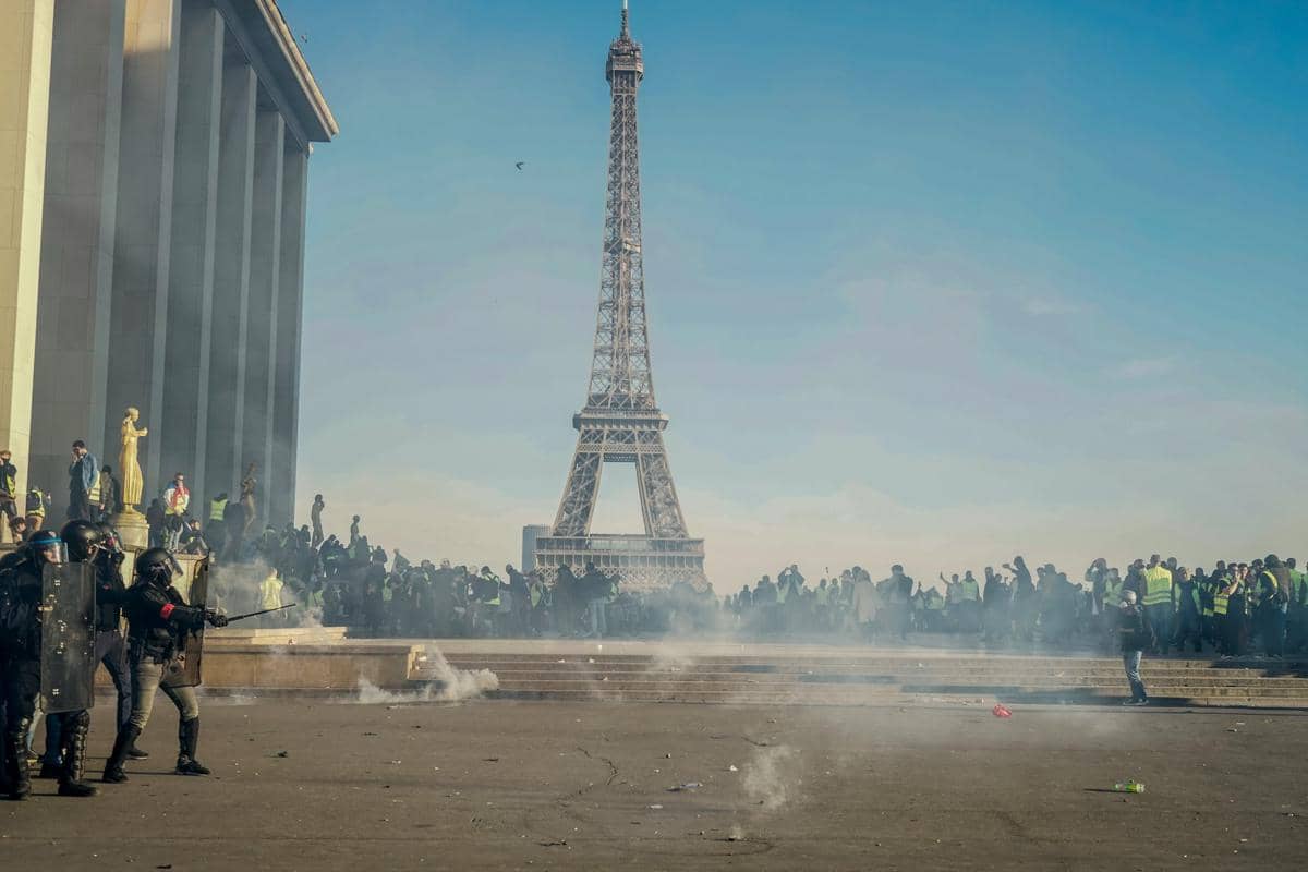 Aksi demo di Menara Eiffel. 