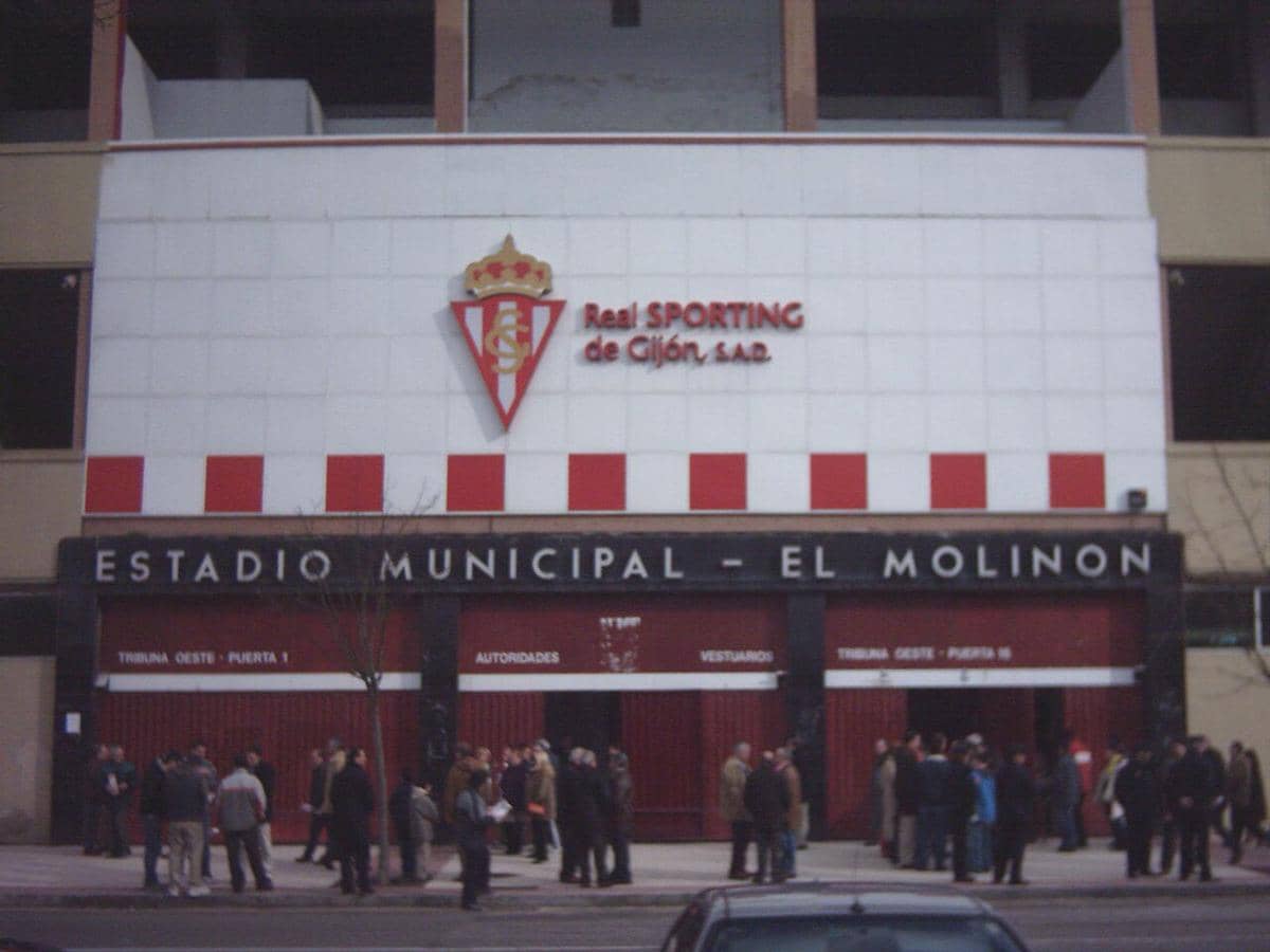 Estadio Municipal El Molinón-Enrique Castro "Quini", stadion kandang Real Sporting de Gijón.