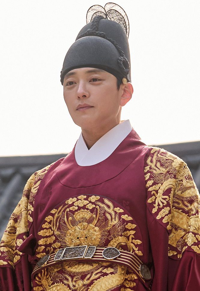 Seorang aktor mengenakan hanbok kerajaan berwarna merah dengan hiasan naga emas dalam adegan drama My Royal Nemesis.