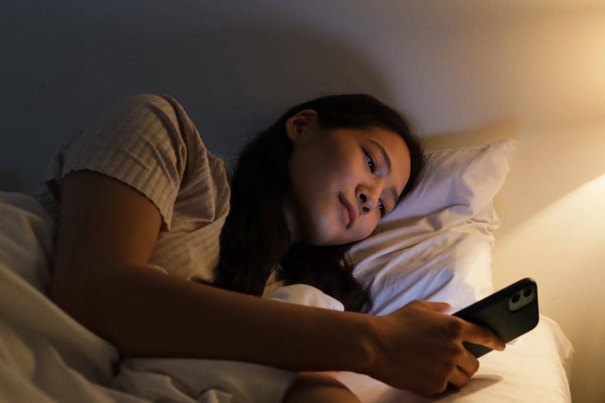 ilustrasi scrolling media sosial sebelum tidur 