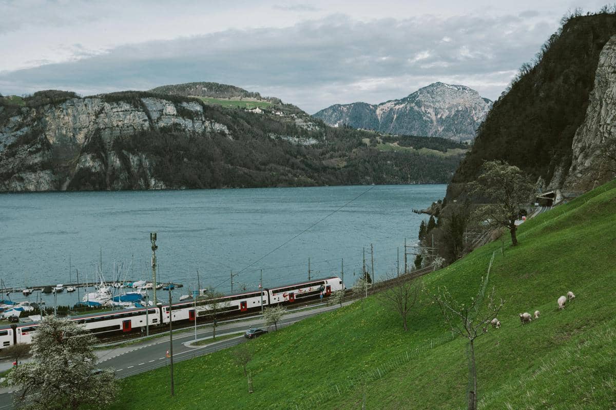 GoldenPass Line melewati berbagai lanskap alam khas Swiss.