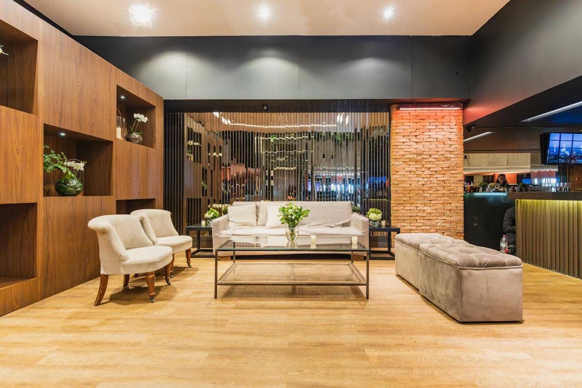 ilustrasi interior rumah dengan gaya rustic