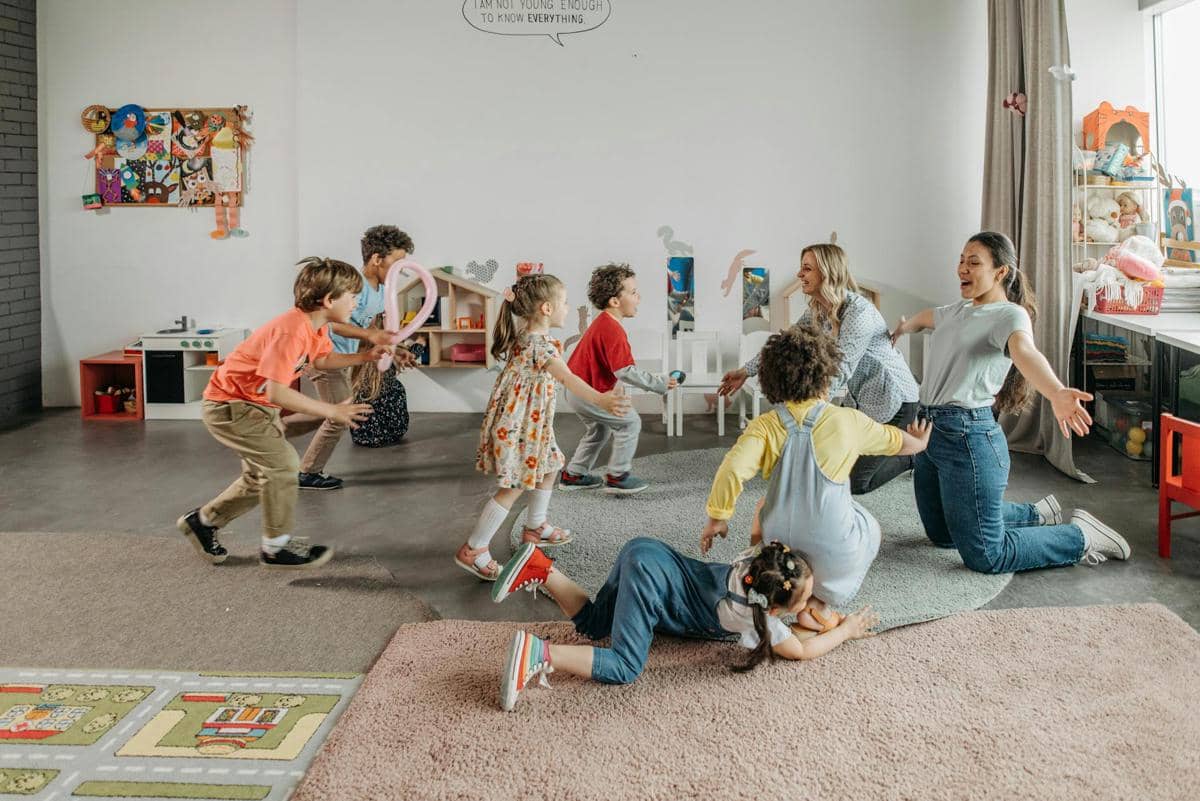 Anak-anak bermain bersama di daycare dalam ilustrasi yang menggambarkan suasana interaksi dan aktivitas kelompok.