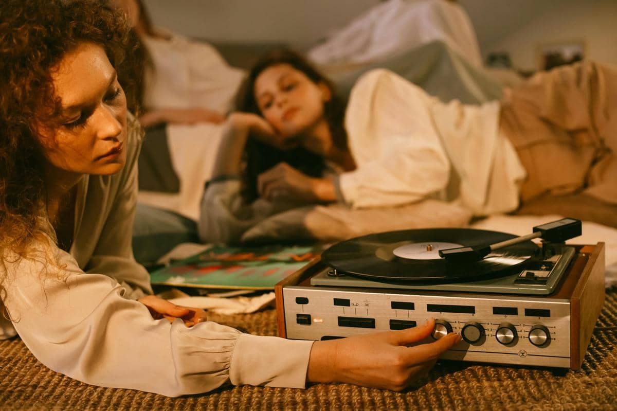 ilustrasi perempuan memutar piringan hitam atau vinyl 