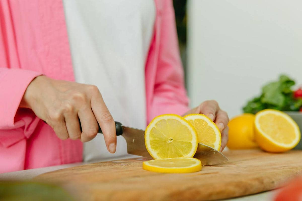 memotong lemon