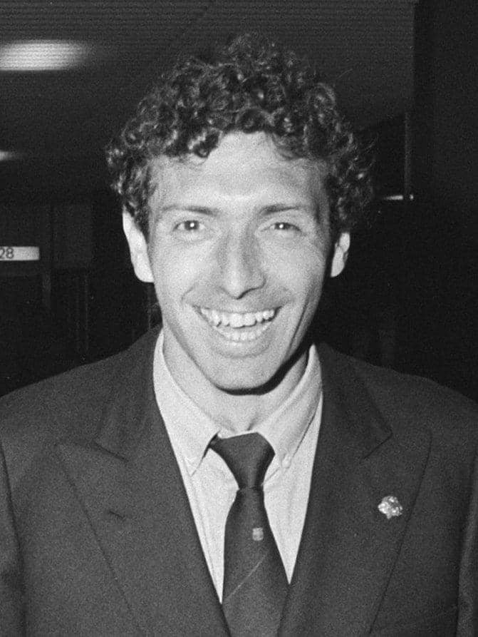 Enrique Castro González, yang dikenal secara profesional sebagai Quini. Ia adalah striker legendaris Spanyol yang terkenal karena kiprahnya di Sporting de Gijón dan FC Barcelona.