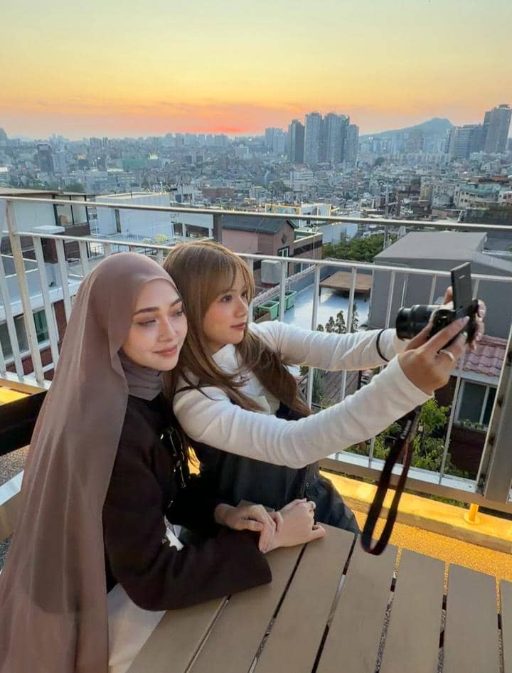 Diva Azzura Jalan-jalan di Seoul dengan penampilan baru