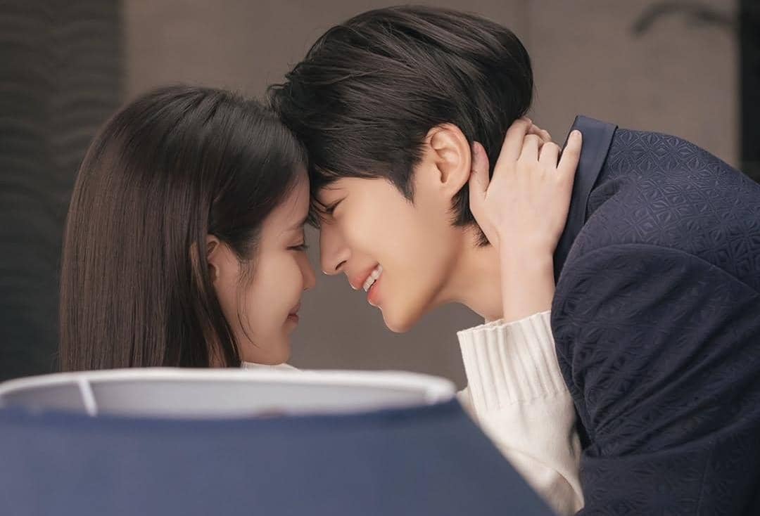 IU dan Byeon Woo Seok di drama Perfect Crown