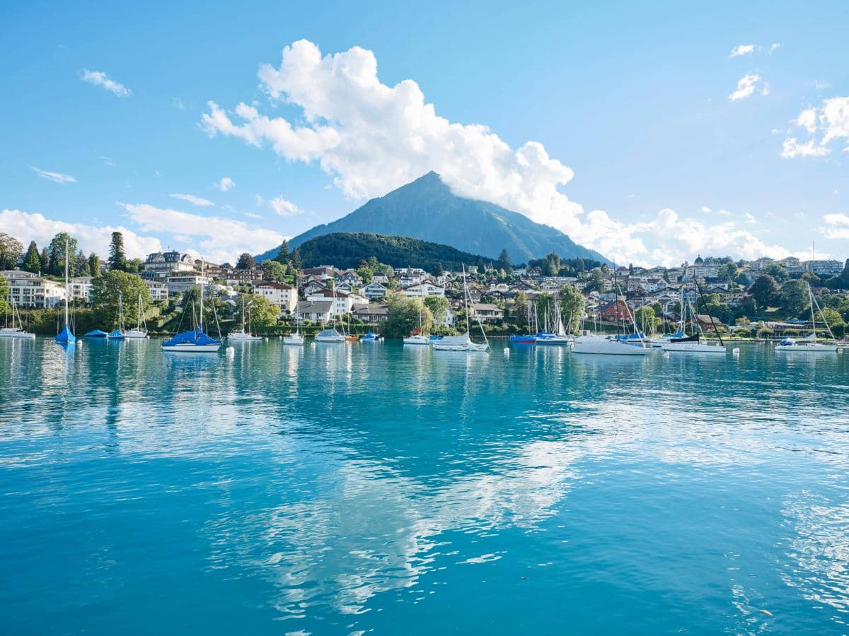 pemandangan Danau Thun di kawasan Spiez, Swiss.