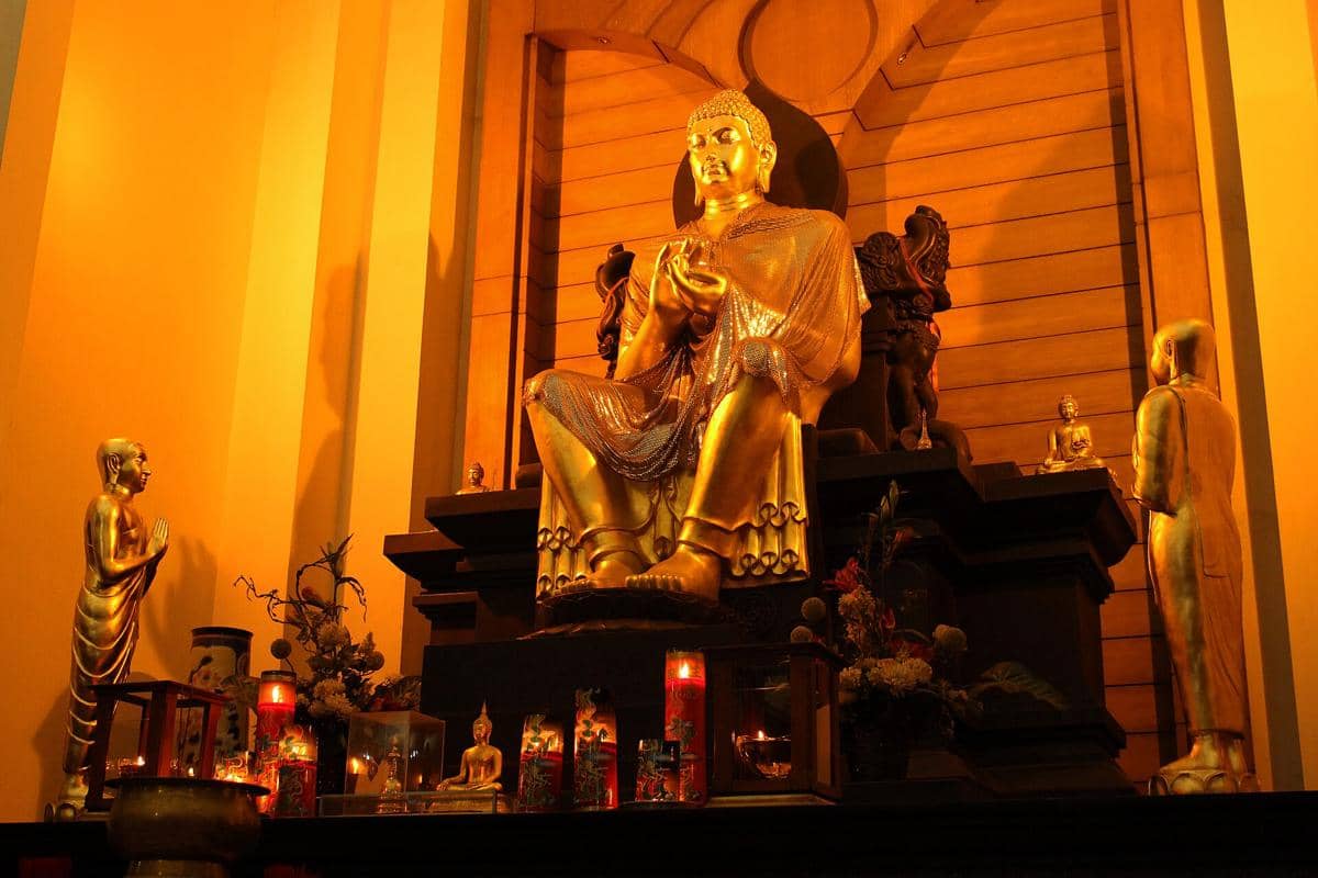 Potret patung Buddha di Vihara Buddhagaya Watugong