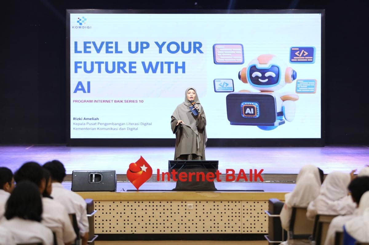 Kepala Pusat Pengembangan Literasi Digital Kementerian Komunikasi dan Digital, Rizki Ameliah memberikan materi saat kegiatan Internet BAIK Festival (IBFEST) Series 10 bertajuk "Level Up The Future with AI” di SMK Negeri 8 Surakarta, Rabu (13/5/2026). (Dok. Telkomsel)