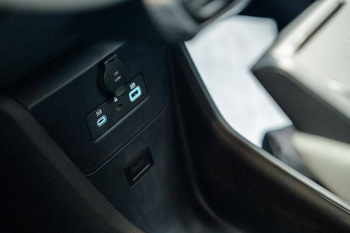 Port pengecasan BYD Atto 1 dengan dua slot USB dan soket daya 12V di bagian konsol tengah mobil listrik.