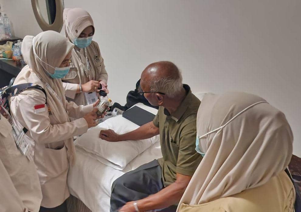 Tim kesehatan melakukan pemeriksaan kesehatan jemaah haji (Foto: Kemenhaj Sumbar)