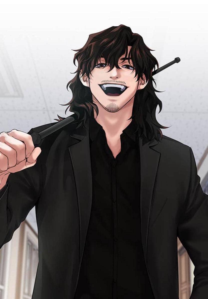 Karakter pria berambut panjang berpakaian hitam tersenyum lebar sambil memegang tongkat di bahunya dalam adegan webtoon Teach You a Lesson.