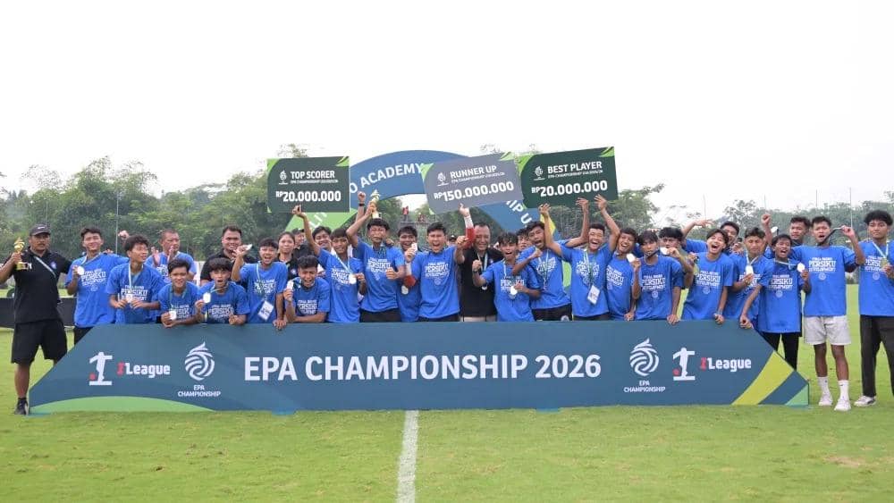 Para pemain muda berpose bersama trofi dan papan hadiah setelah turnamen sepak bola EPA Championship 2026 berakhir di lapangan hijau.