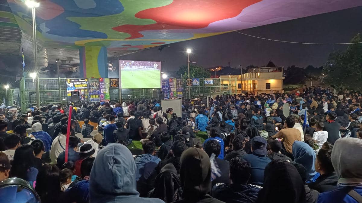 Ratusan Bobotoh Nobar Persib vs PSM di Bawah Jembatan Pasupati