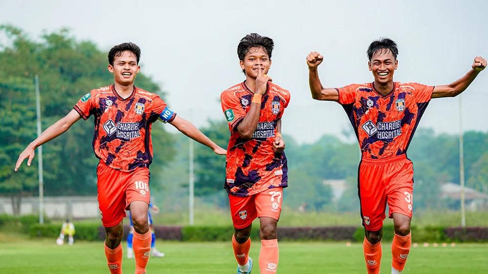Tiga pemain muda sepak bola dengan seragam oranye merayakan kemenangan di lapangan hijau pada ajang EPA Championship 2026.