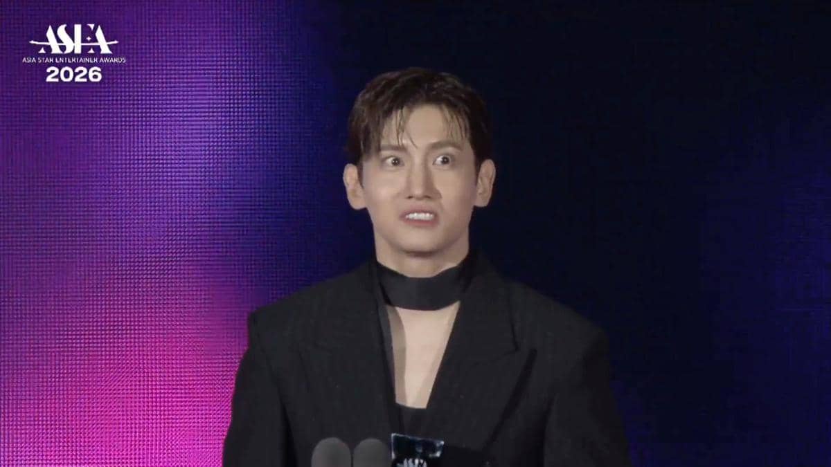 Seorang pembawa acara atau penerima penghargaan di panggung Asia Star Entertainer Awards 2026 dengan ekspresi wajah terkejut.