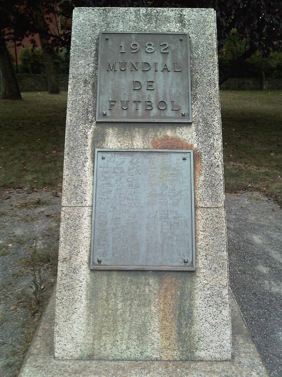Monumen peringatan pertandingan Piala Dunia FIFA 1982 yang diadakan di Gijón, Spanyol. Terletak di taman Isabel la Católica, tepat di depan Stadion El Molinón.
