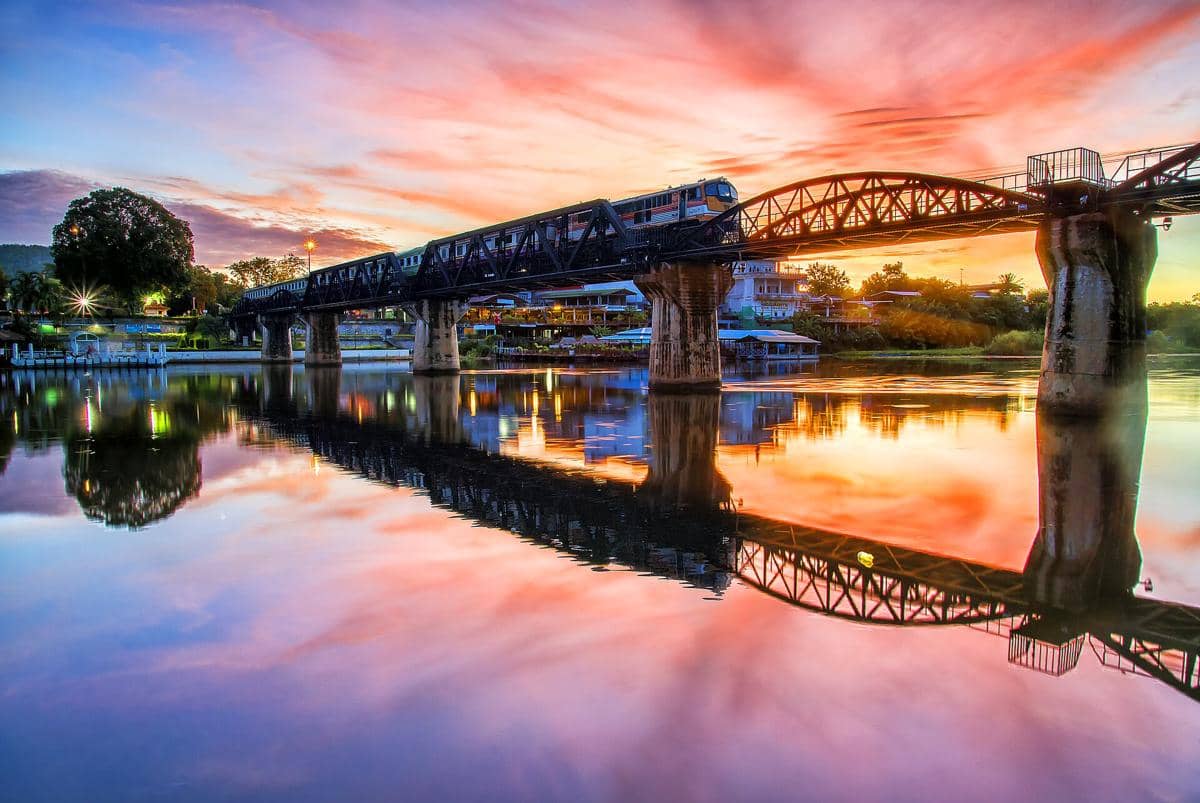 ilustrasi sunset di River Kwai Bridge