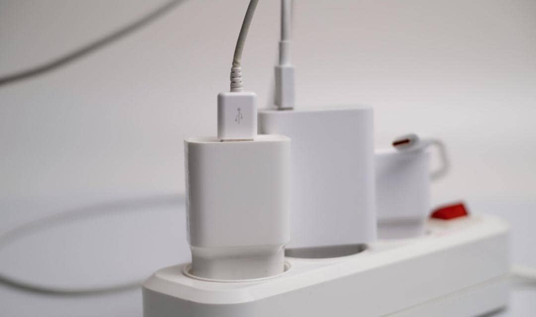 charger terpasang di stopkontak (pexels.com/Саша Алалыкин)