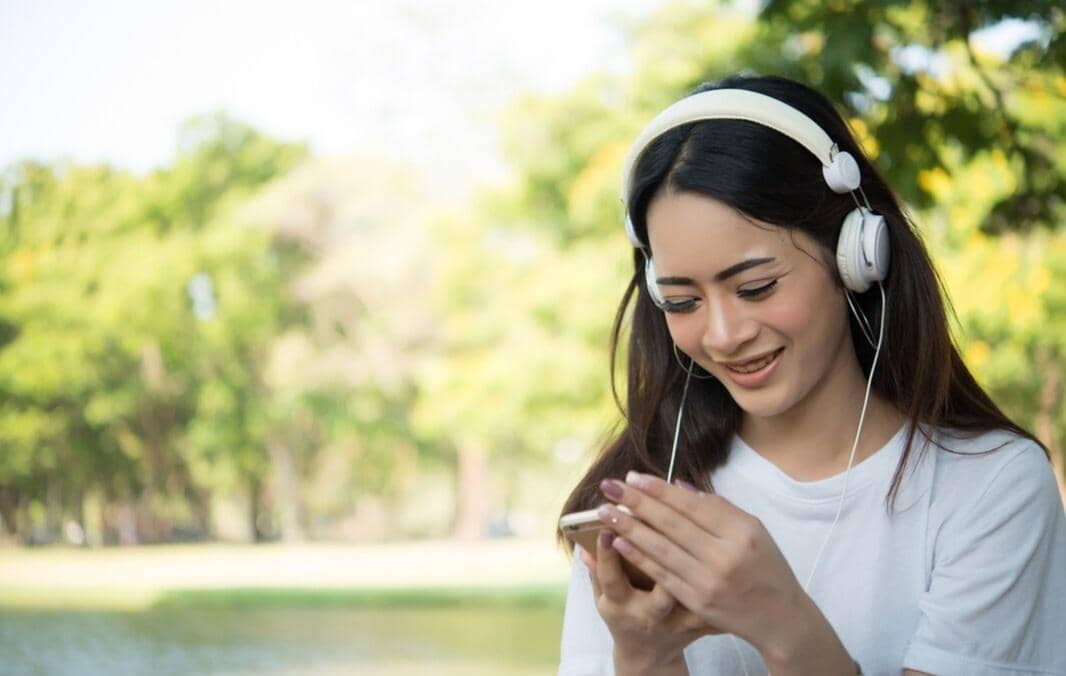 ilustrasi mendengarkan lagu (magnific.com/jcomp)