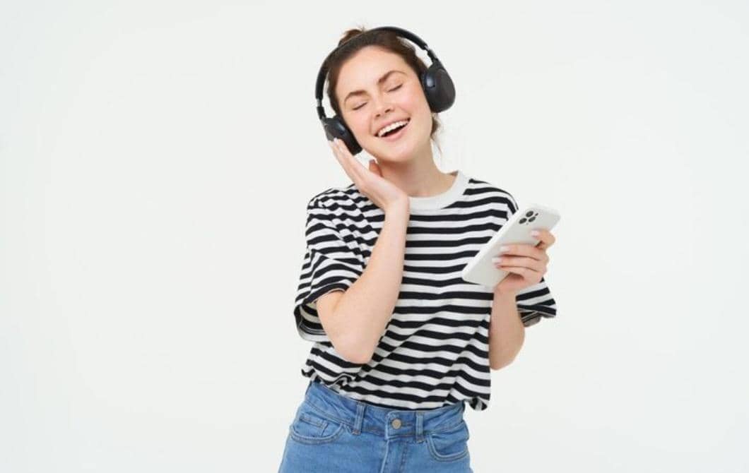 ilustrasi mendengarkan lagu (magnific.com/benzoix)