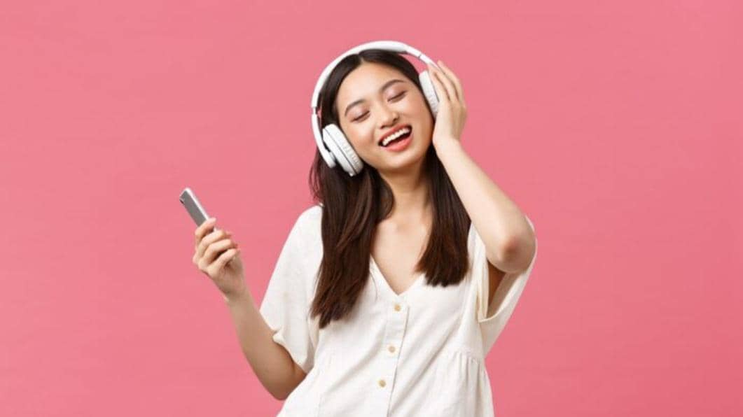 ilustrasi mendengarkan lagu (magnific.com/benzoix)